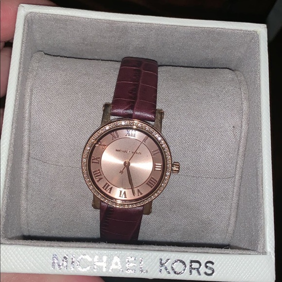 Michael Kors new in box never worn - Picture 2 of 3